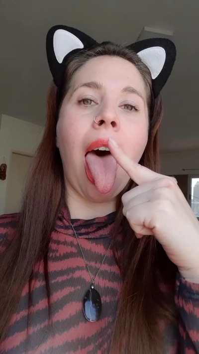 My seductive lips love to be admired and you want to kiss them