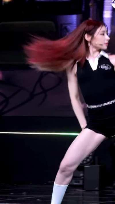 itzy chaeryeong jiggly thighs