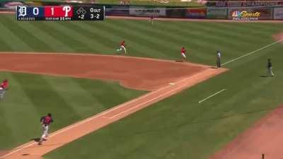 [Highlight] Rhys Hoskins goes to field a ground ball and immediately falls down in pain