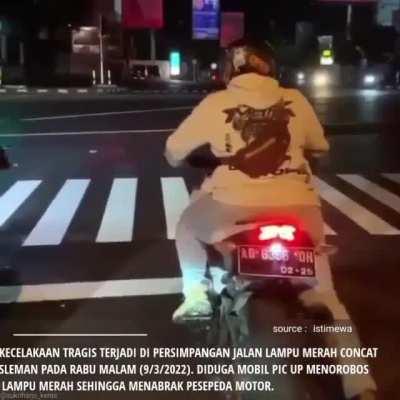 Harsh reminder to always, always look right and left in traffic light. No matter what.