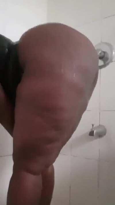 Kenyan Booty : Dellythedream