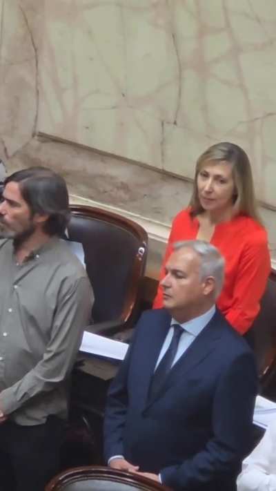 Filmaron a los diputados del Frente de Izquierda evitando cantar el Himno Nacional Argentino en el Congreso