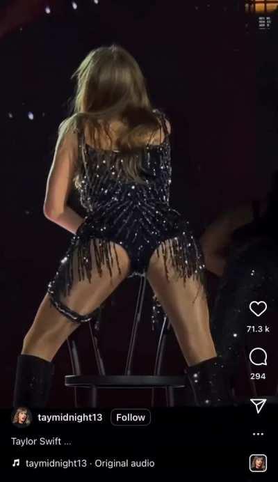 Jerking to Taylor’s ass