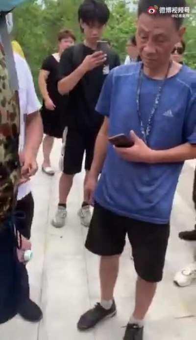 大学生在郑州放无人机被国宝按在地上包揍， 中国人不打中国人？但赵家的狗就是靠揍中国人为生