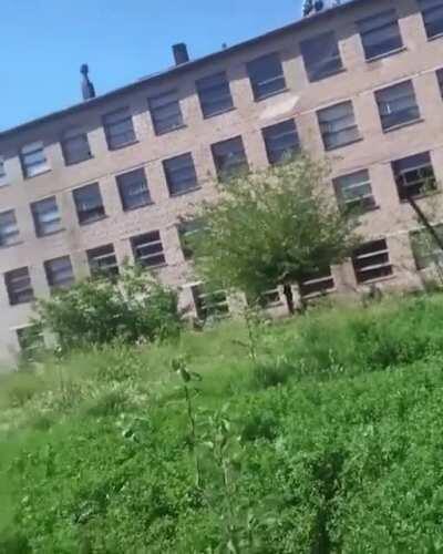 Эти ребята явно разбираются в самом лучшем способе спуска куска шифера с крыши