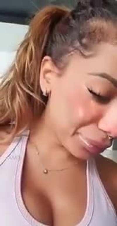 Anitta's neighbor listening to 