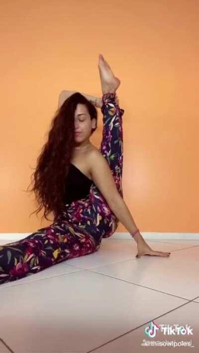 Soft & Jiggly No.86 ( Flexibility At It’s Finest) 😱🤤🍑