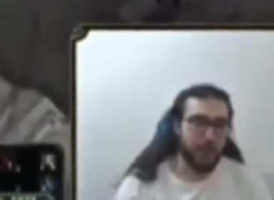 İki yüzlü biri olduğunu düşünüyorum.