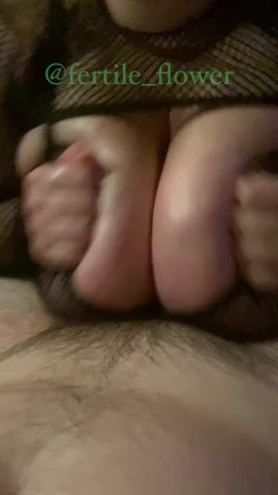 Happy titty fuck Friday (OC) I hope you missed my oiled up naturals ✨