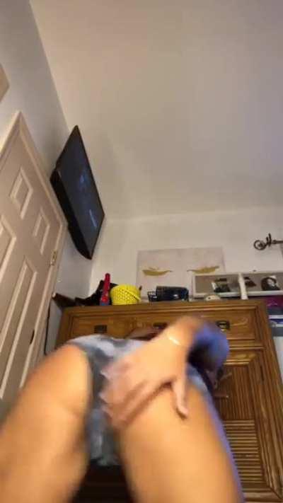 Fati shaking her fat ass