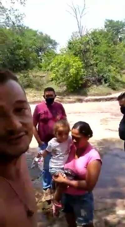 Quer passar um tempo com a família na beira de um riacho? TEJE PRESO!