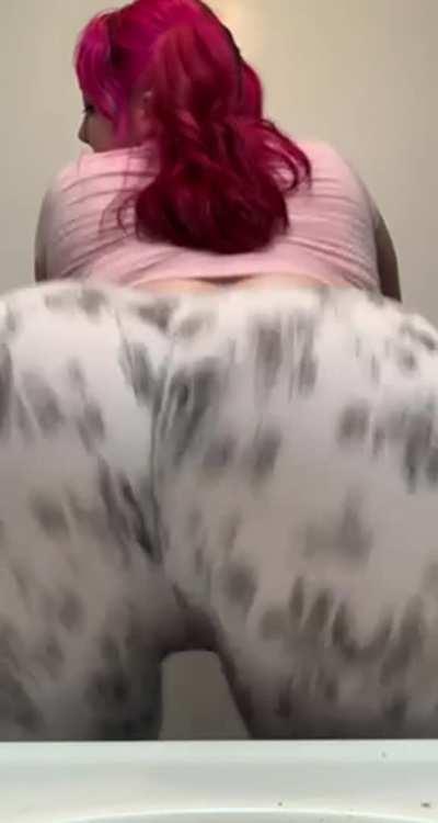 Clapping this fat ass