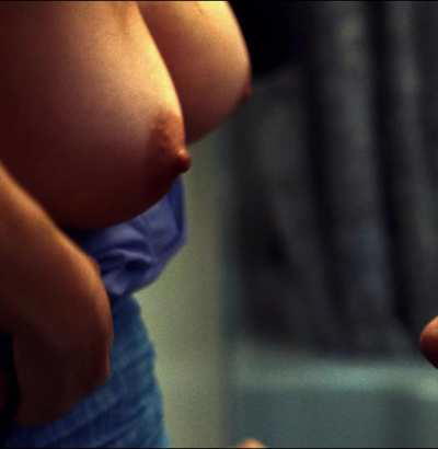 Sydney Sweeney bouncing her big tits in Euphoria S02E01