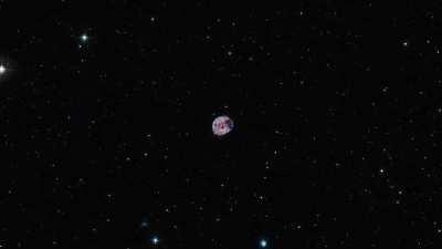 Европейская южная обсерватория опубликовала видео с охуенным зумом на туманность Черепа (NGC 246)