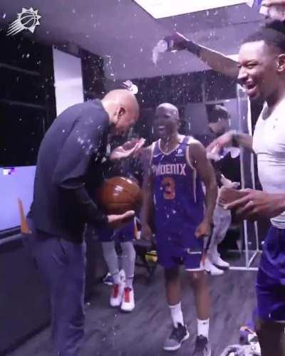 [Highlight] Suns celebrate the series win in the locker room