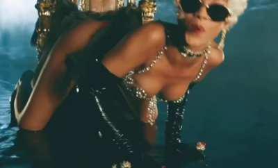 Rihanna's jiggling ass