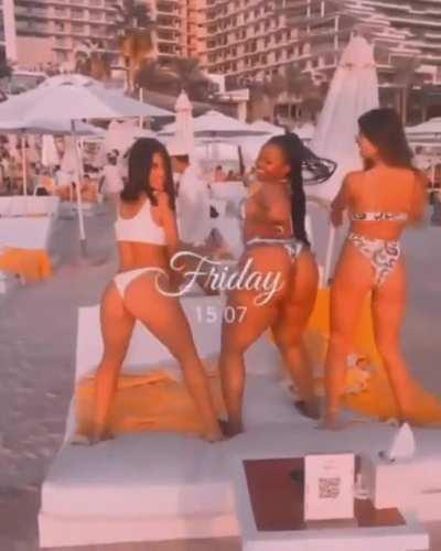 Even women love a phat ass