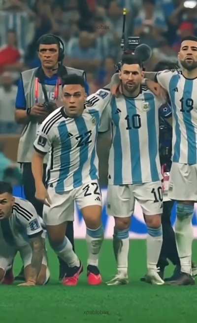 MESSI DE RODILLAS Y EL MUNDO DE PIE