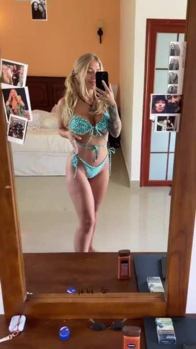 Isn’t that perfect example how fuckdoll should look?