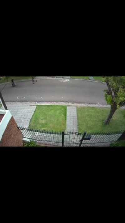[GONNET] Motochorros le afana a una piba en bicicleta. Ver con audio