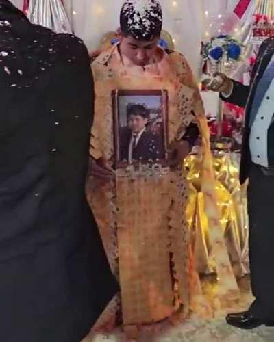 Un boliviano le regala 150.000 pesos argentinos a su ahijado en forma de vestido al cumplir los 18 años😳😳