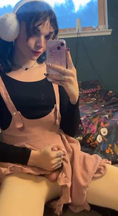 How would you react to seeing my girldick up close? 😉