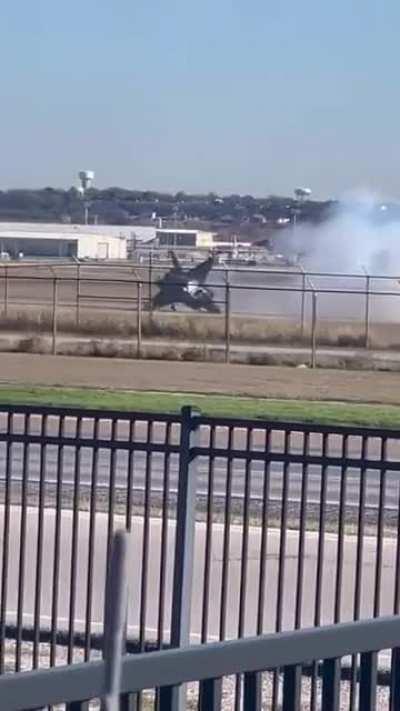F-35B fighter jet malfunction and crash caught on video