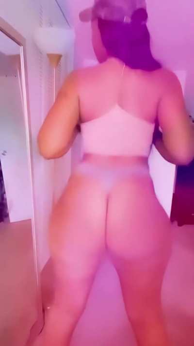 Big Booty Clapping 🍑🍰
