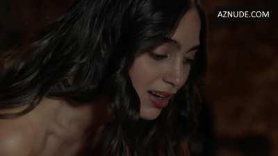 Melissa Barrera pegging guy in Vida