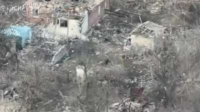 Russian fighter Ambushes a 3 man group of assault troops In the southern part of Lysivka near Pokrovsk. (Unknow date, edits/music from sorce)