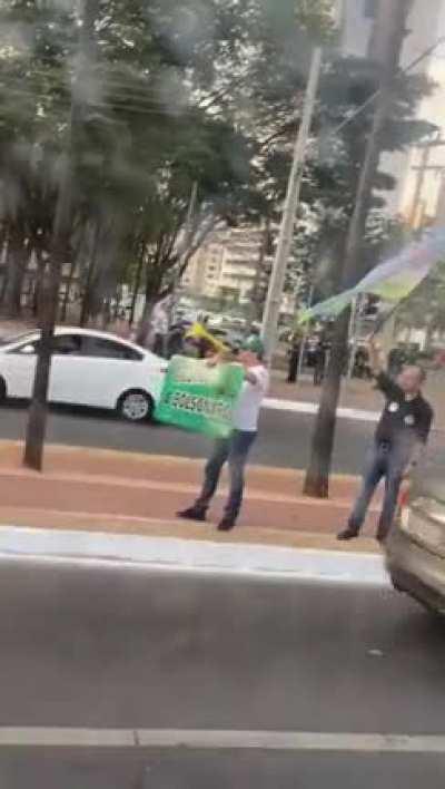 Bolsonarista tomando um choque de realidade sobre a popularidade do mito