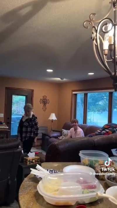 This is the kind of wholesome prank I can get behind 😂