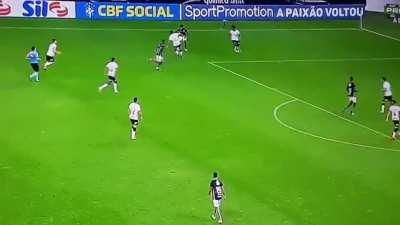 Aqui está uma aula de como defender. AVELAR é o melhor zagueiro já criado pelo ser humano?