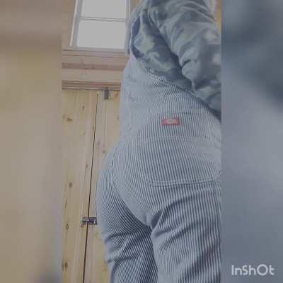 Anyone like a fartin, workin woman in bibs? $5 monday OF special first 10 subs today.