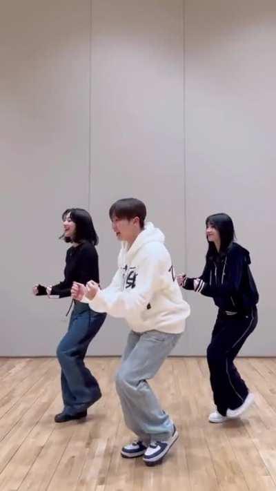 230212 Jihyo with Momo and SEVENTEEN Seungkwan - Fighting (Dance Challenge)