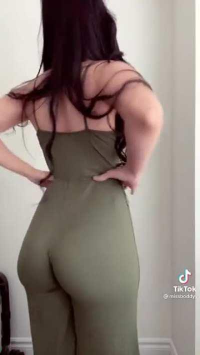 There was something behind her 🍑🍑🚚🚚