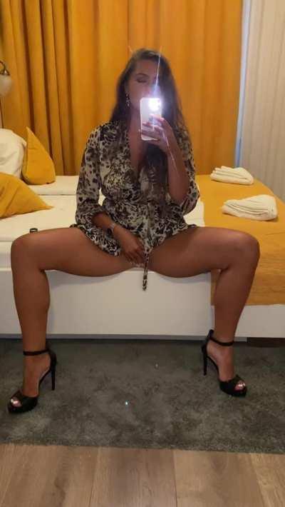 If at least one guy wants to see me strip more often, I'll celebrate and fuck myself💕