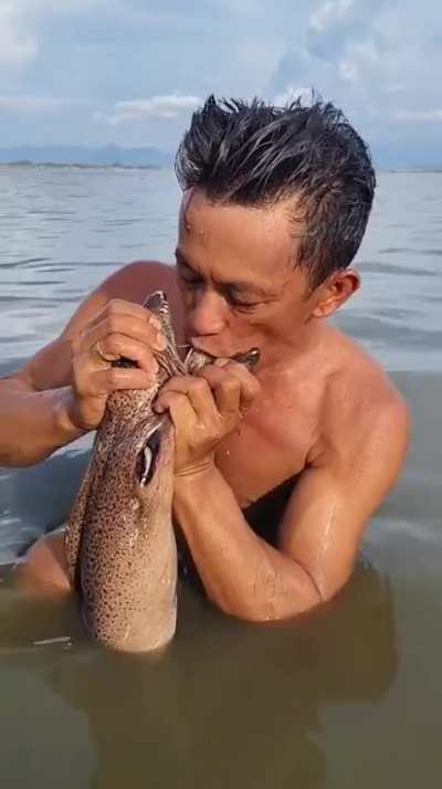 Man eats a fucking nasty parasite (?) inside a fish.