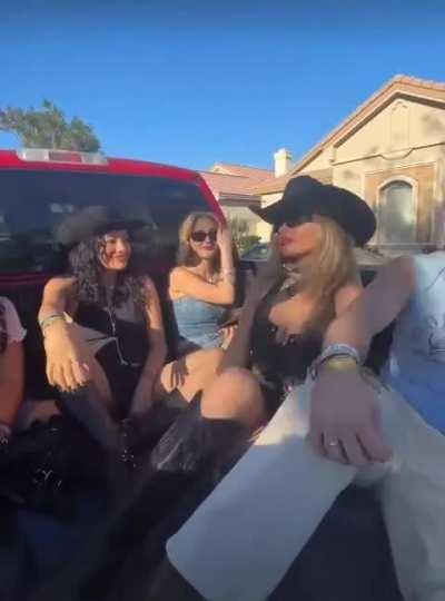 Instagram (Roxy Cabus) 29 Apr 24