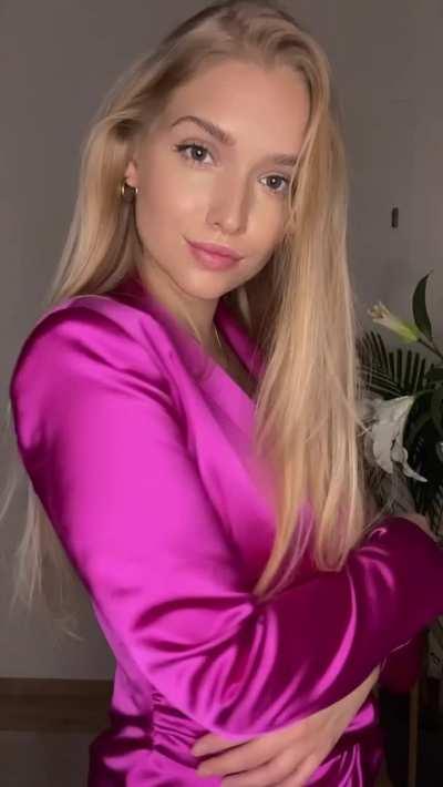 I wanted to surprise my ex-boyfriend with this new bathrobe, but that very evening he broke up with me... Do I at least look good in it 🥺?