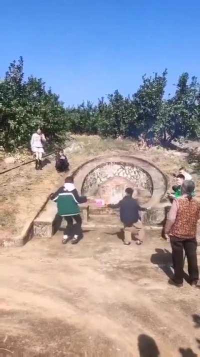 暖心一幕，小朋友为去世的长辈跳起科目三，通过自己的方式缅怀逝者