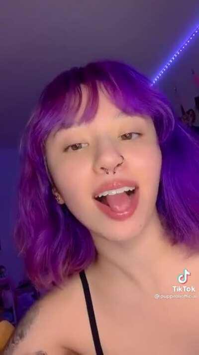 How can a female manage to make eating a gummy bear look so sexy😩🤤