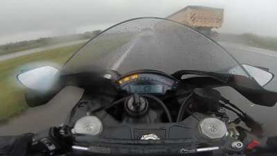 Hoje quis vivenciar uma das experiêcias mais viscerais da minha vida como motociclista: andar com minha zx10r num clima de tempestade com chuva e vento forte. Fiz 50km e gravei um vídeo de 25 minutos, mais detalhes nos comentários