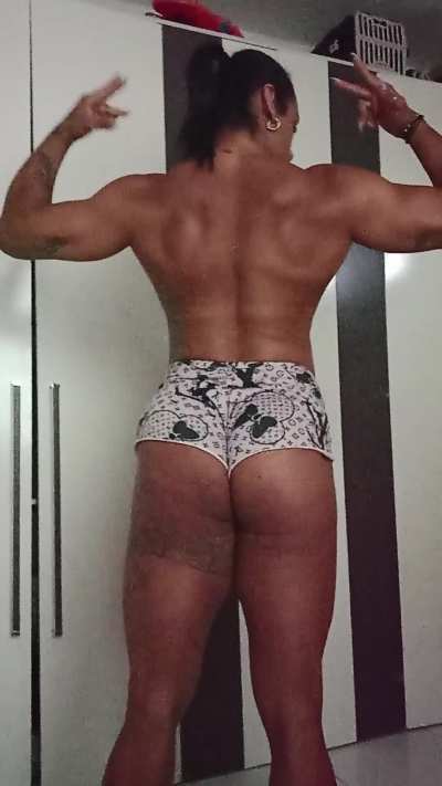 Do you find brown gym girl attractive