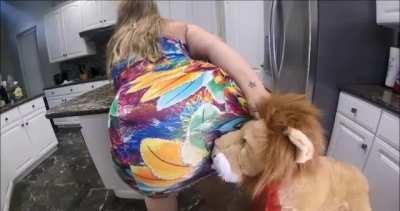 More Wet and Juicy Farts on Mr. Lions Face😘