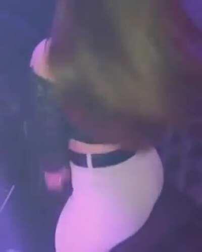 Madelyn Ainley perrando Mamarre en el The City SP