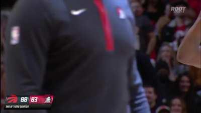 [Highlight] Anfernee breaks down the defense with the handle and beats the 3rd quarter buzzer