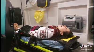 Ce ne transmite această tânără preacufurită?