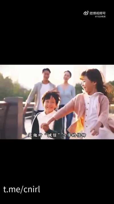 单亲妈妈撬开儿子存钱罐，偷走3万块给自己买金手镯！晚上还专门在儿子面前炫耀，顺带告诉儿子钱是从哪来的，让闺蜜拍下儿子的反应！