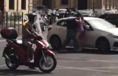 to rob a woman's purse